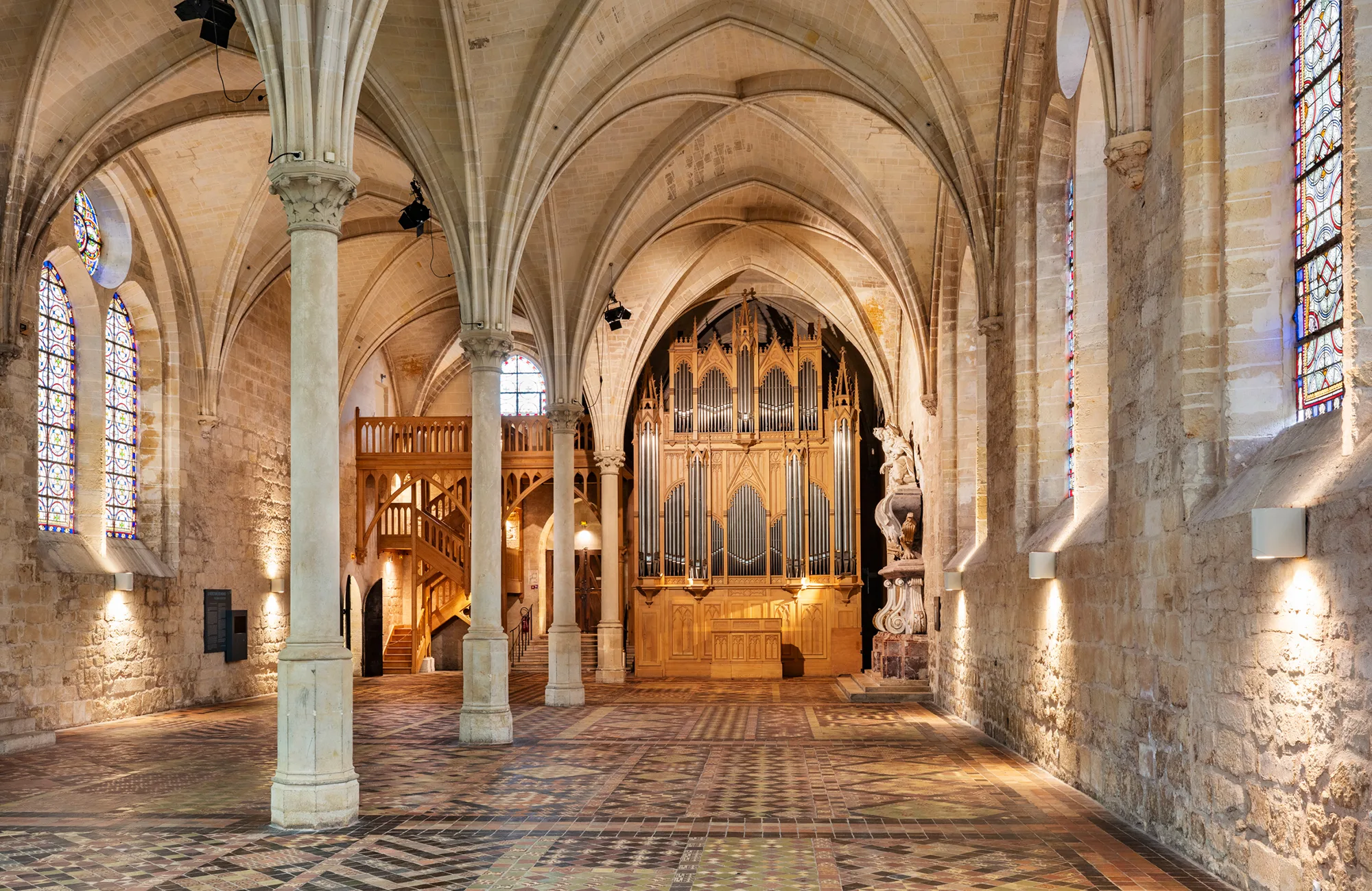orgue cavaill&eacute; coll dans le r&eacute;fectoire des moines de l'abbaye de royaumont