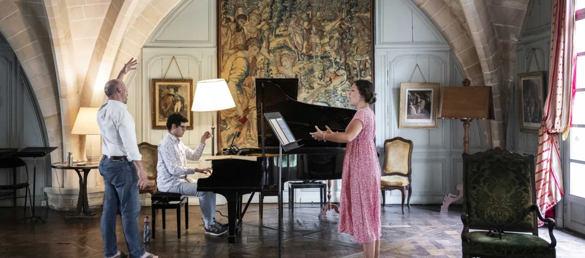 Formation en été des artistes chanteurs, chanteuses, compositeurs, compositrices, instrumentistes, musique classique, musique médiévale, musique transculturelle et musique contemporaine dans le Val d'Oise, à l'abbaye de royaumont