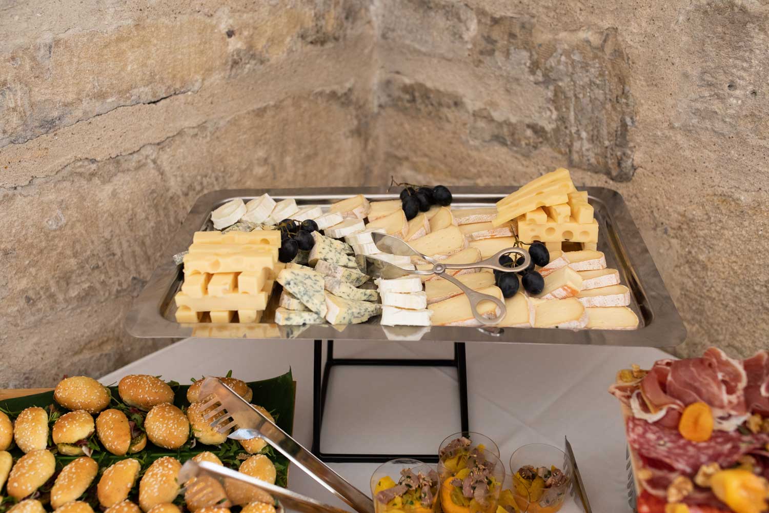 Un assortiment de fromages présenté sur un plateau à l'occasion du brunch dans le restaurant à Asnières-sur-oise.