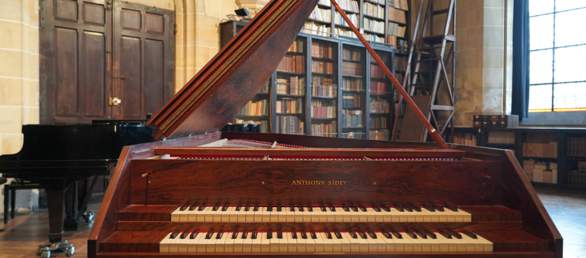 le clavecin Sidey dans la bibliothèque Henry et Isabel Goüin