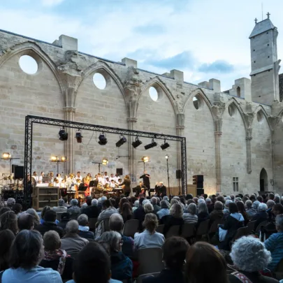 concert dans les ruines de l'abbatiale de l'abbaye de royaumont dans le val d'oise