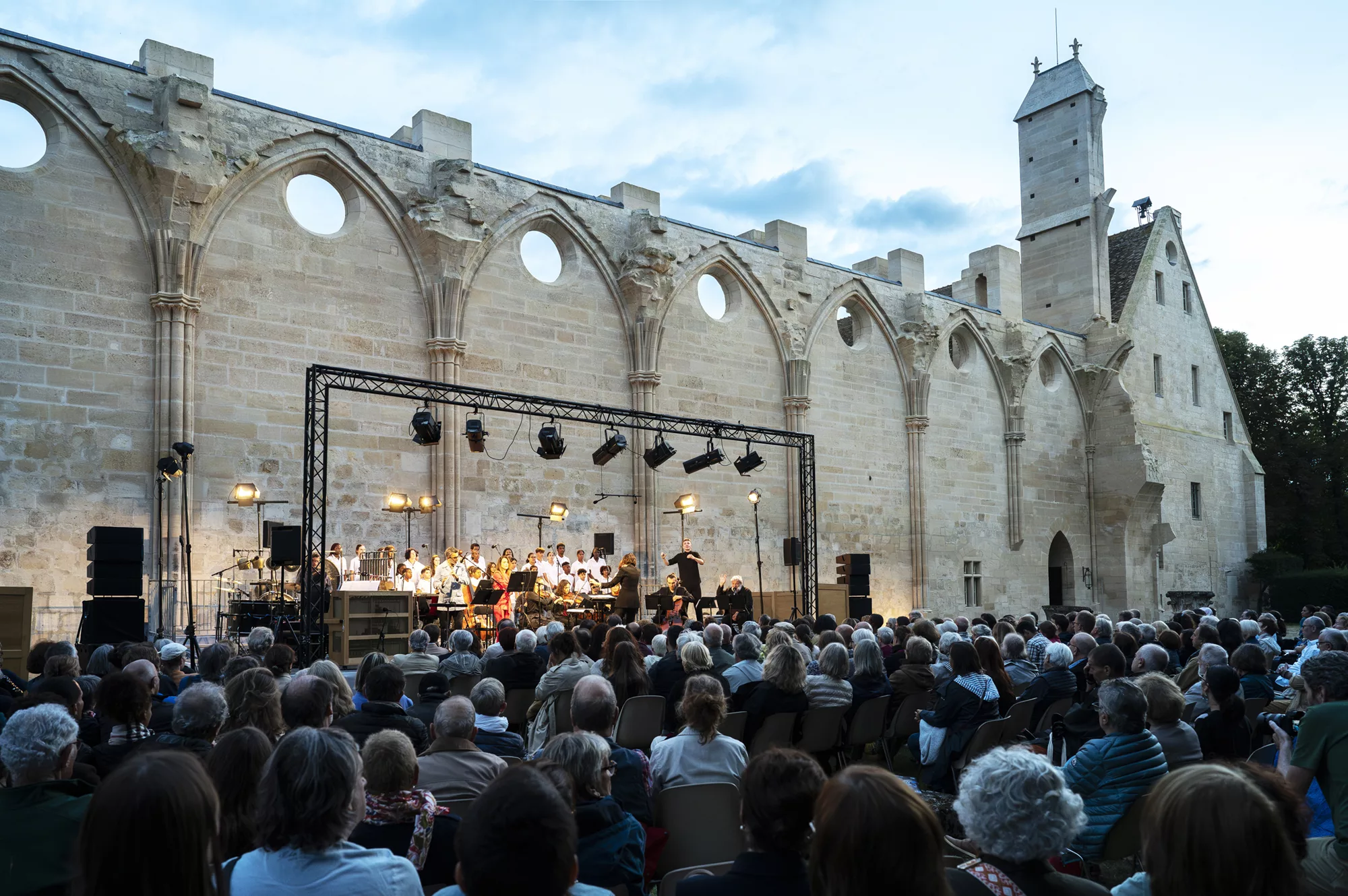 concert dans les ruines de l'abbatiale de l'abbaye de royaumont dans le val d'oise