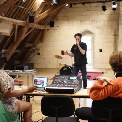 Artiste chanteur interpr&egrave;te en r&eacute;sidence &agrave; l'abbaye de royaumont