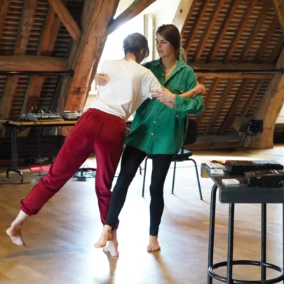 L'artiste Flora Gaudin en r&eacute;sidence incubateur &agrave; l'abbaye de royaumont dans le val d'Oise