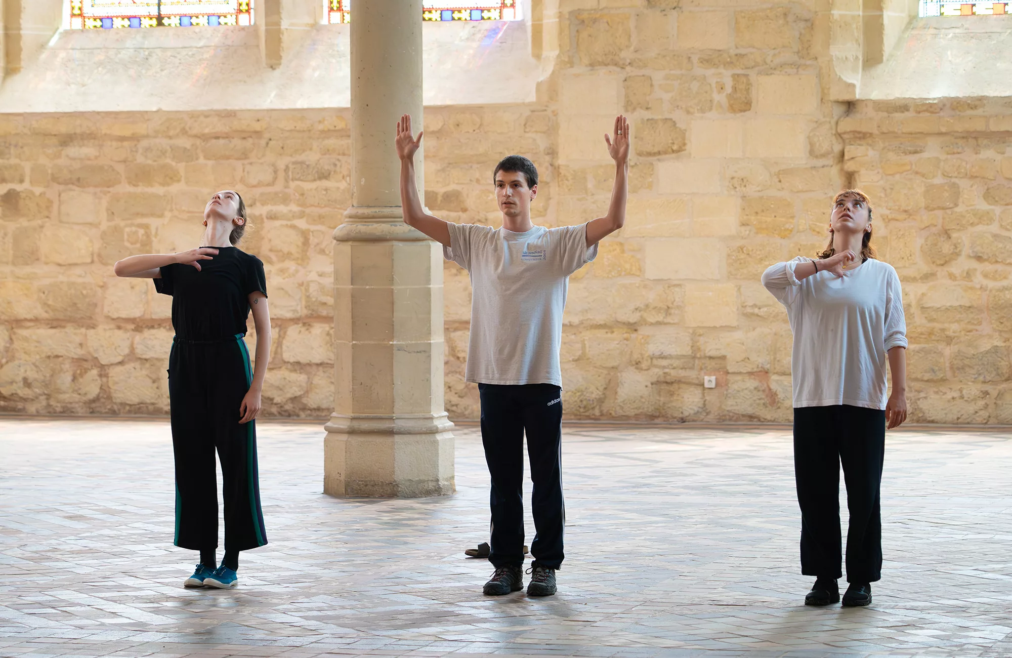 De jeunes artistes dansent dans le réfectoire des moines