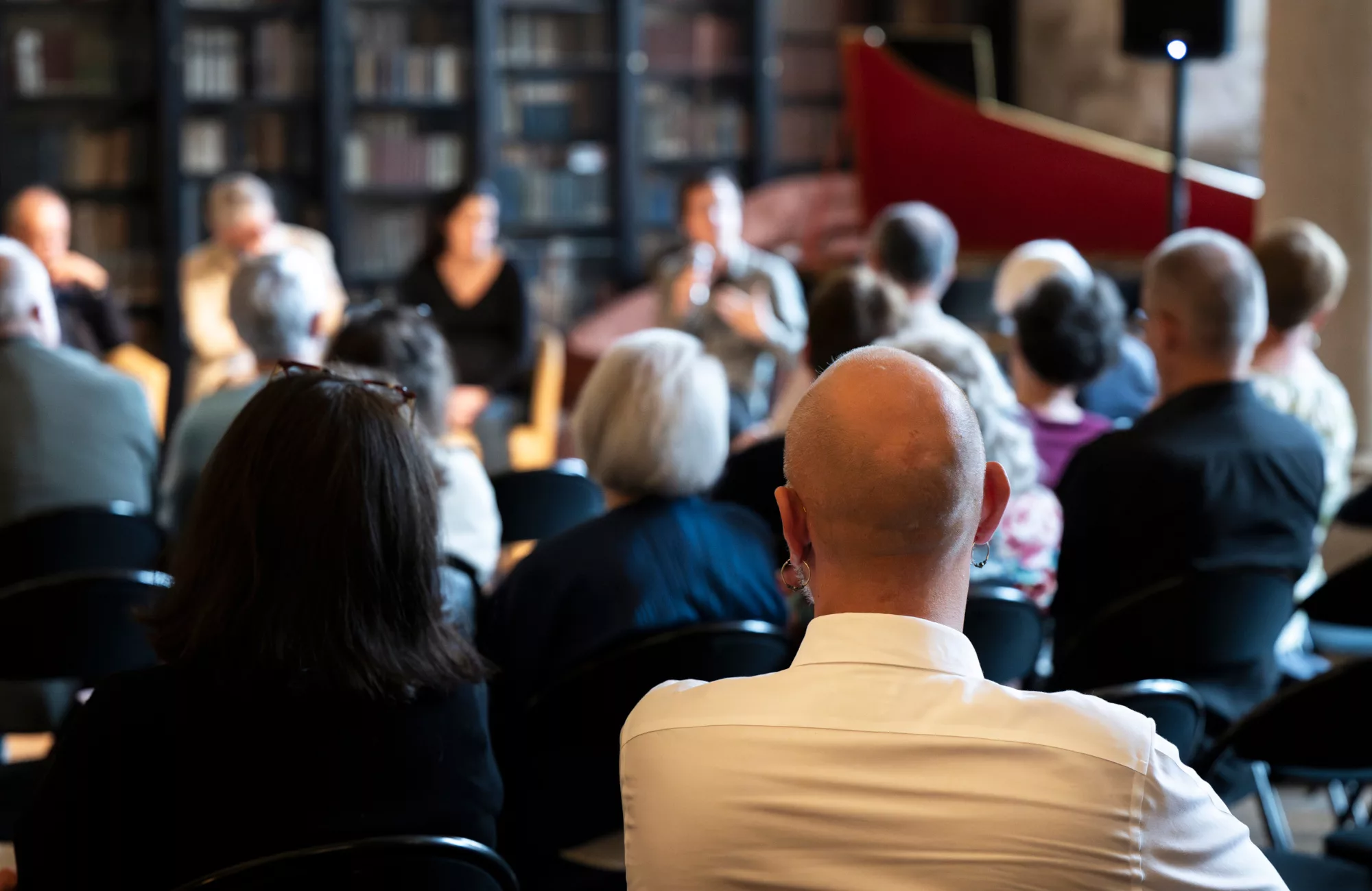 Conférence ou rencontre dans la bibliothèque de l'abbaye