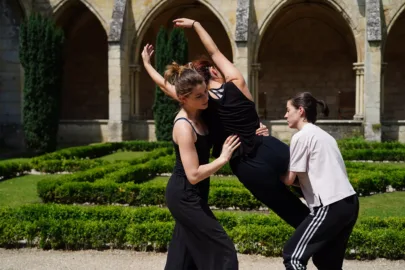 Formation en été pour les artistes chorégraphes performers auteurs interprètes à l'abbaye de Royaumont