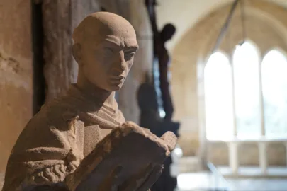 Une sculpture dans la sacristie de l'abbaye de Royaumont