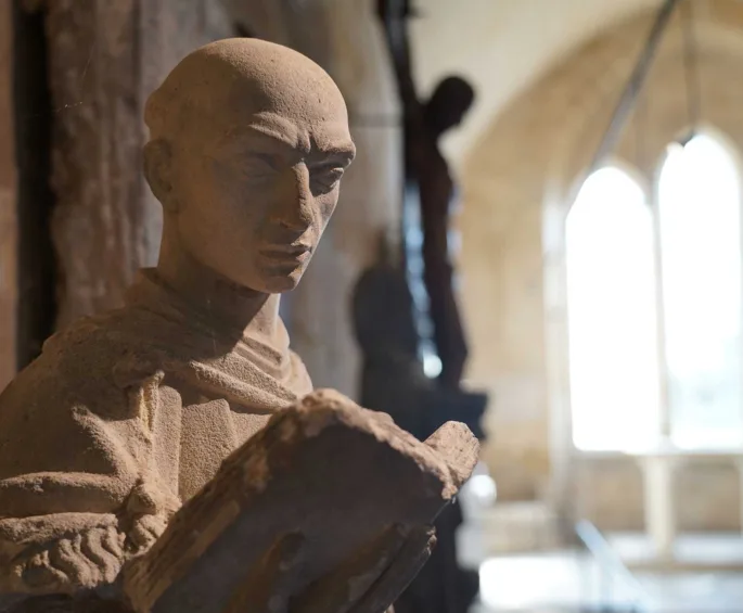 Une sculpture dans la sacristie de l'abbaye de Royaumont