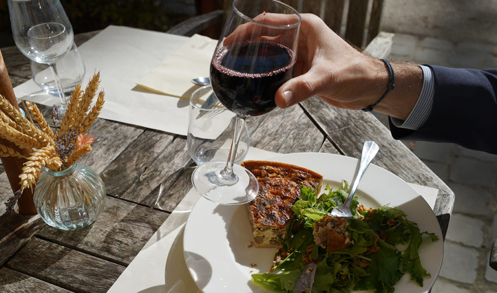 Terasse du bar-salon de thé de l'abbaye de Royaumont