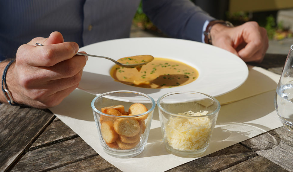 Terasse du bar-salon de thé de l'abbaye de Royaumont