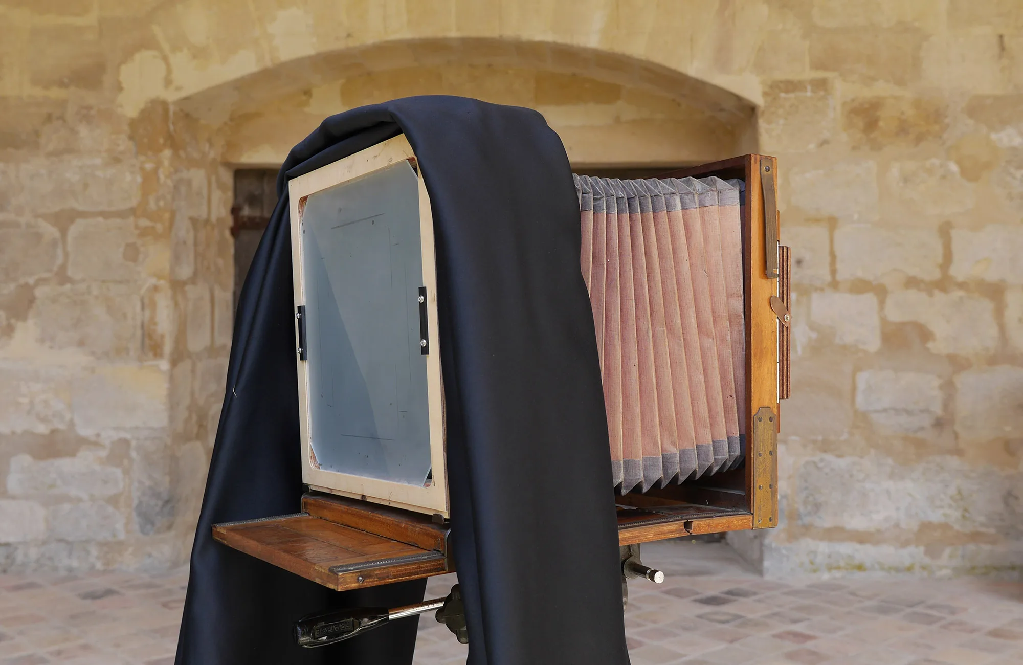 Appareil photo &agrave; soufflets &agrave; l'abbaye de Royaumont