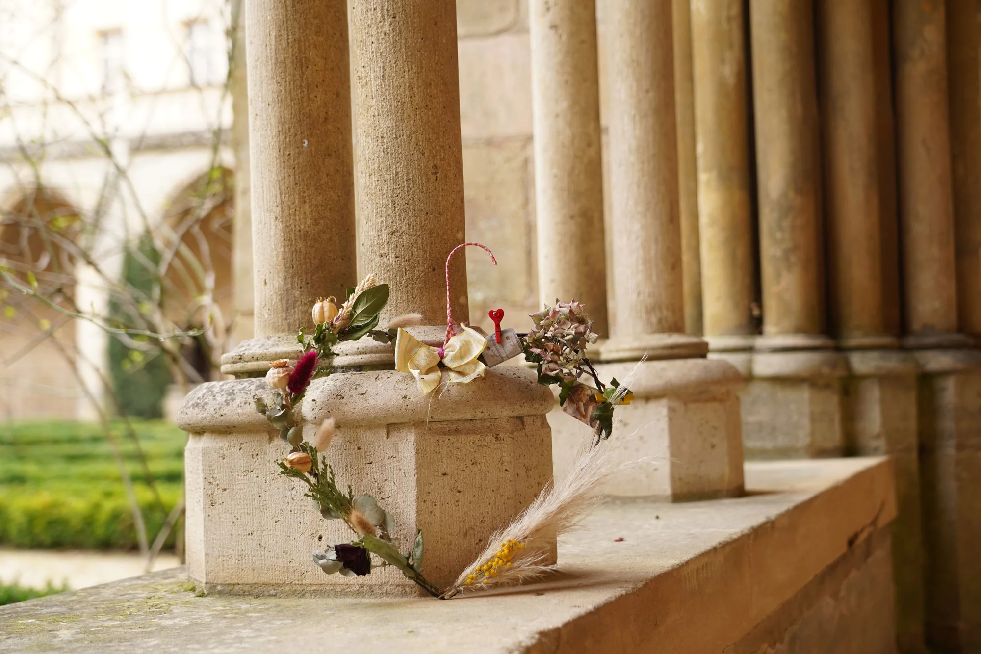 Atelier pendant les vacances d'hiver : fabriquer une couronne de fleurs.