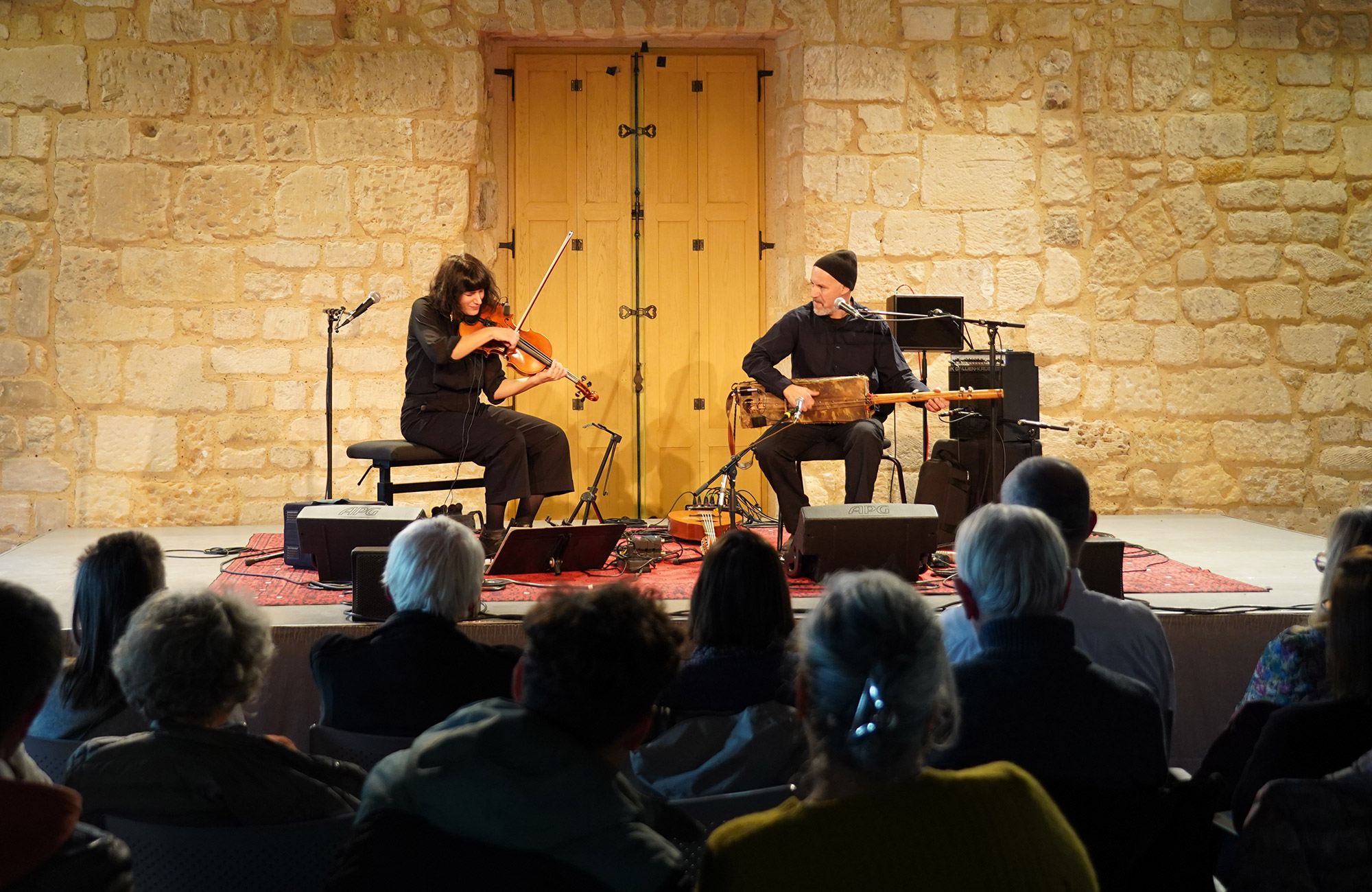 S&eacute;verine Morfin et Malik Ziad en concert dans la salle des charpentes de l'abbaye de Royaumont