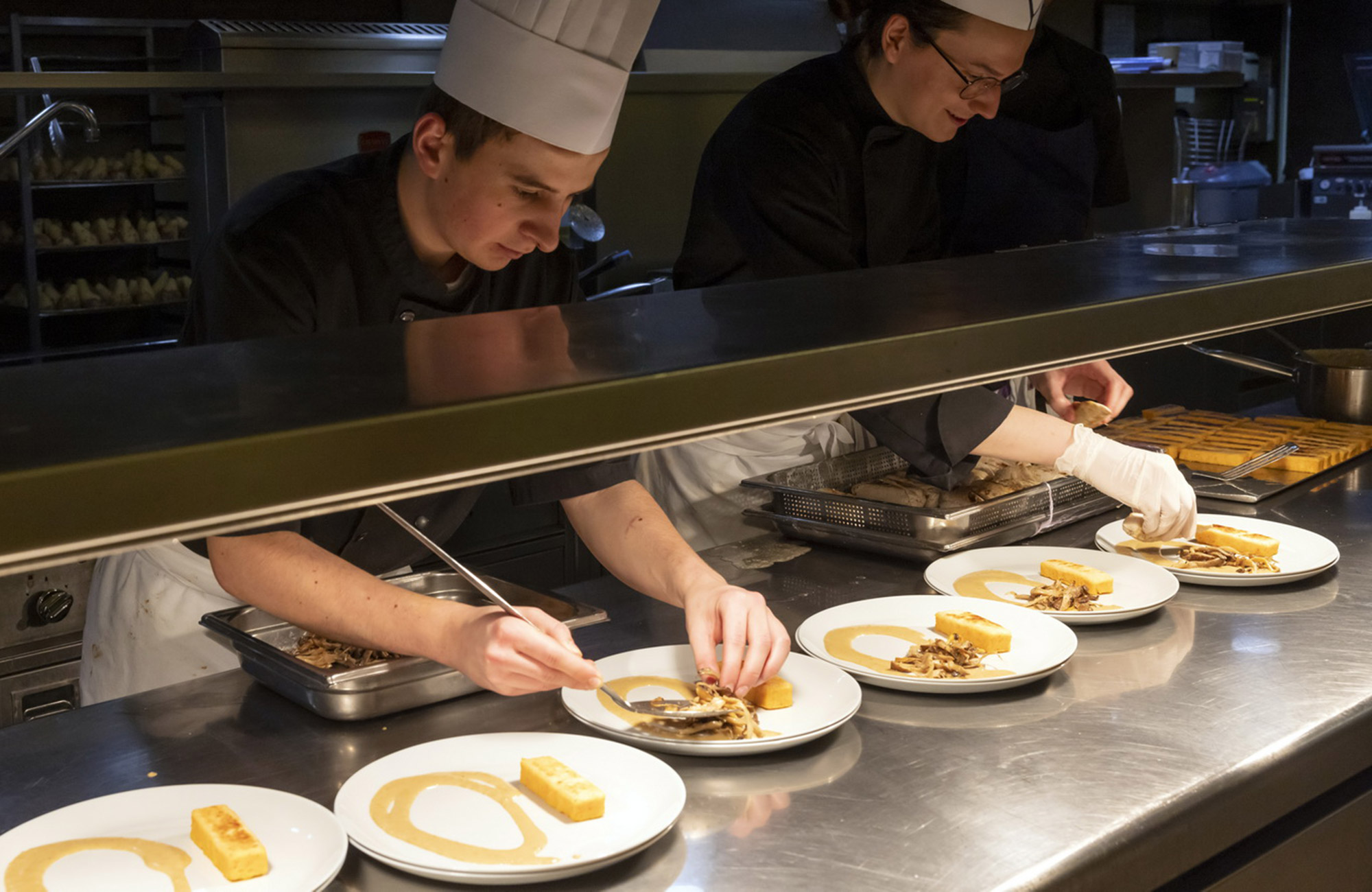 Deux cuisiniers dans la cuisine de l'abbaye de Royaumont