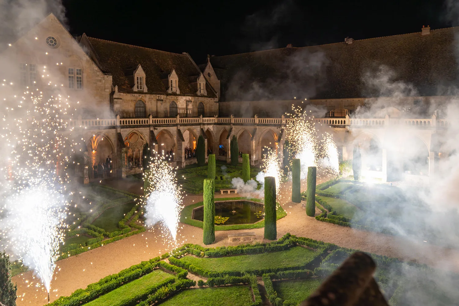Feux d'artifice dans le cloitre de l'abbaye de Royaumont