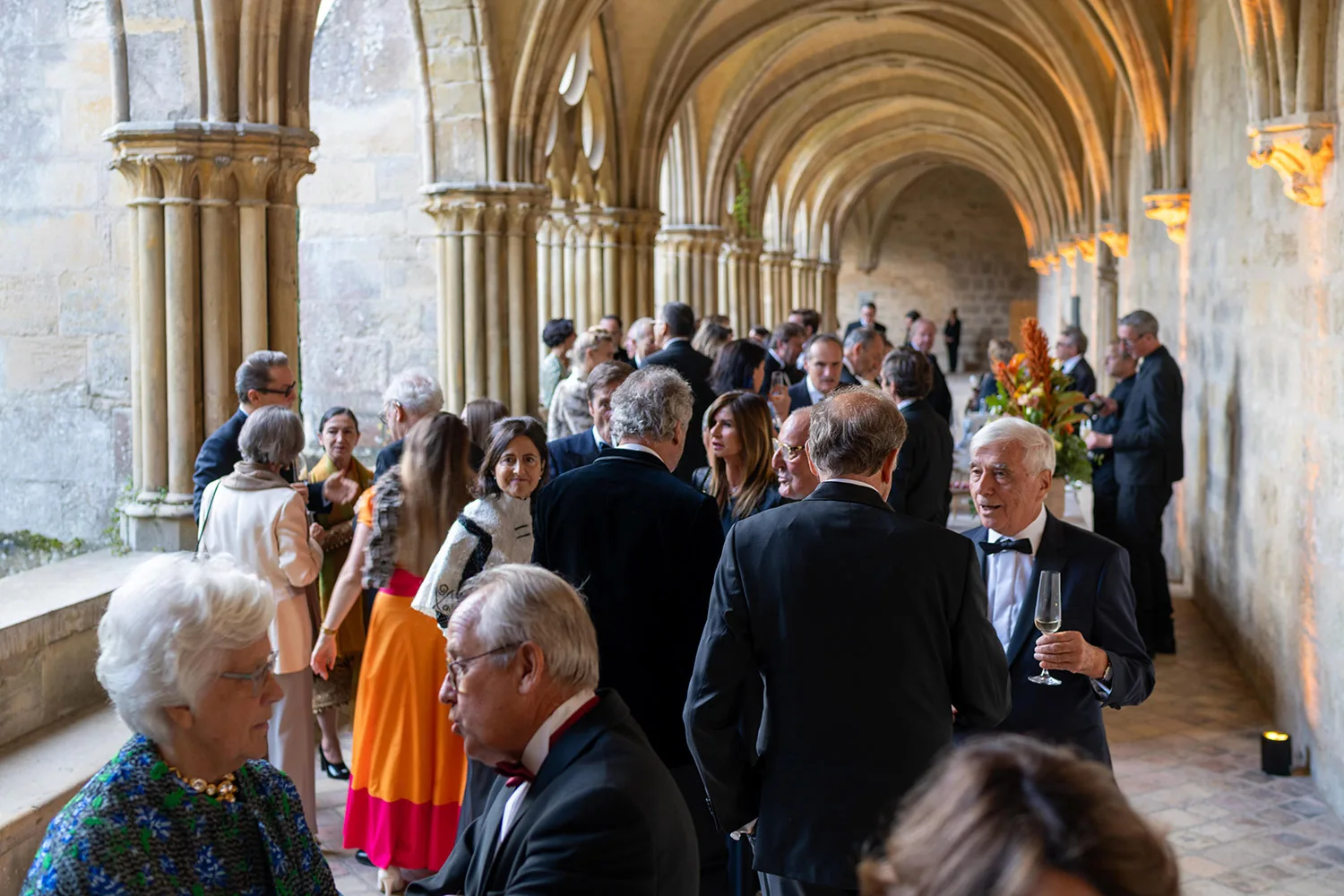 Cocktail dans l'une des ailes du clo&icirc;tre de l'abbaye de Royaumont
