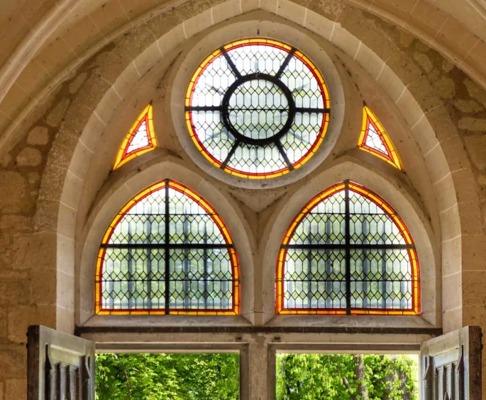 La partie haute de la porte de l'abbaye de Royaumont