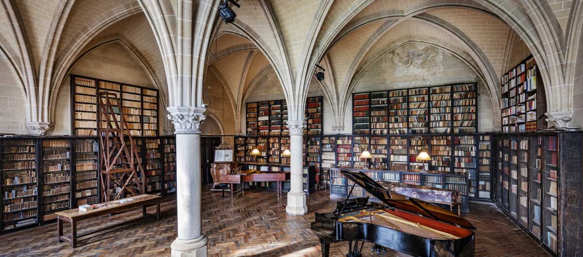 Un piano dans la bibliothèque Henry et Isabel Goüin