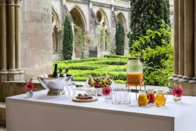 Un cocktail dans l'une des ailes du clo&icirc;tre de l'abbaye de Royaumont
