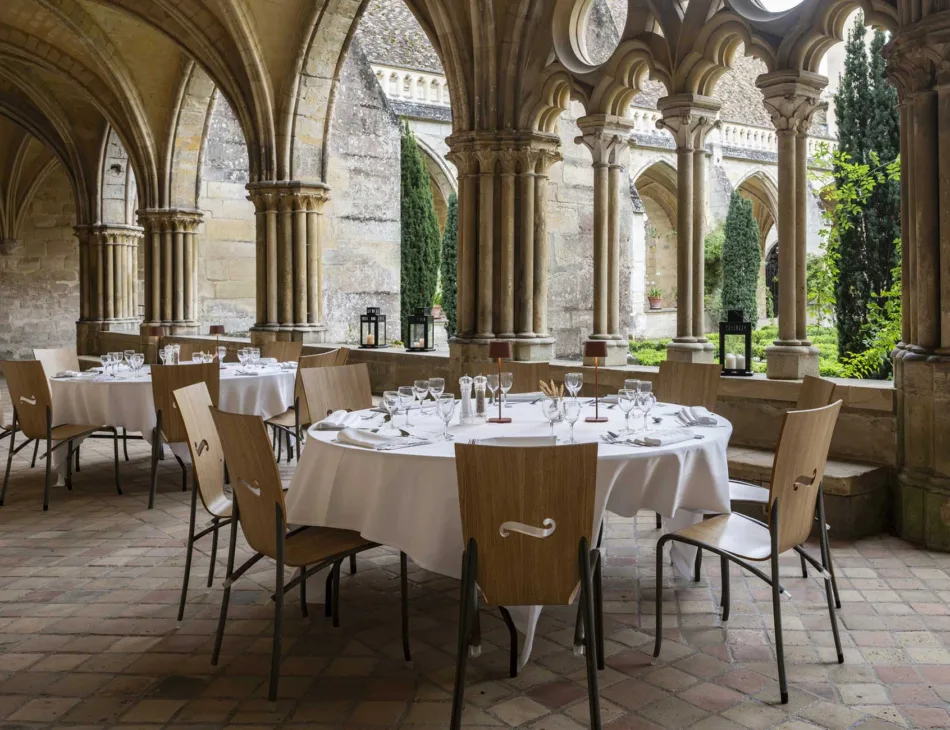 Un d&icirc;ner dans l'une des ailes du clo&icirc;tre de l'abbaye de Royaumont