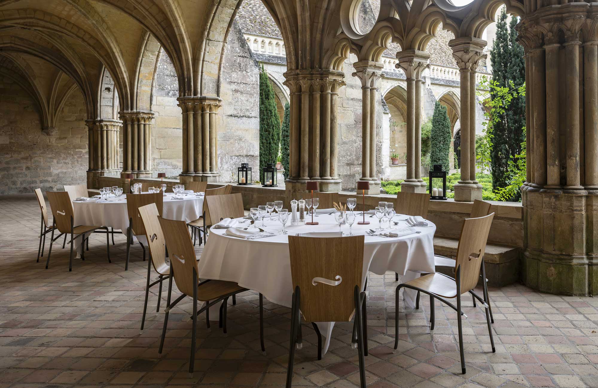 Un d&icirc;ner dans l'une des ailes du clo&icirc;tre de l'abbaye de Royaumont