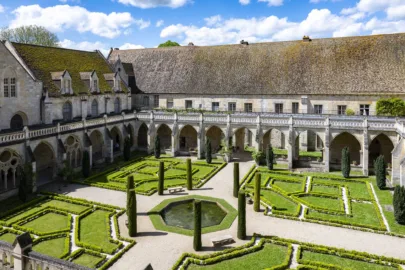 Le jardin du clo&icirc;tre de l'abbaye de Royaumont