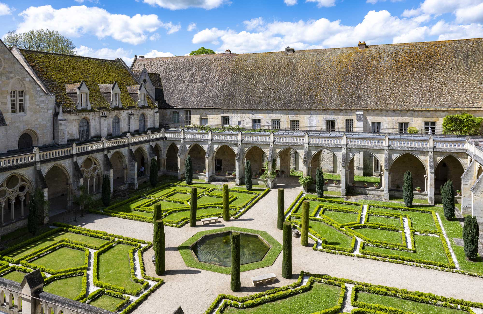 Le jardin du clo&icirc;tre de l'abbaye de Royaumont