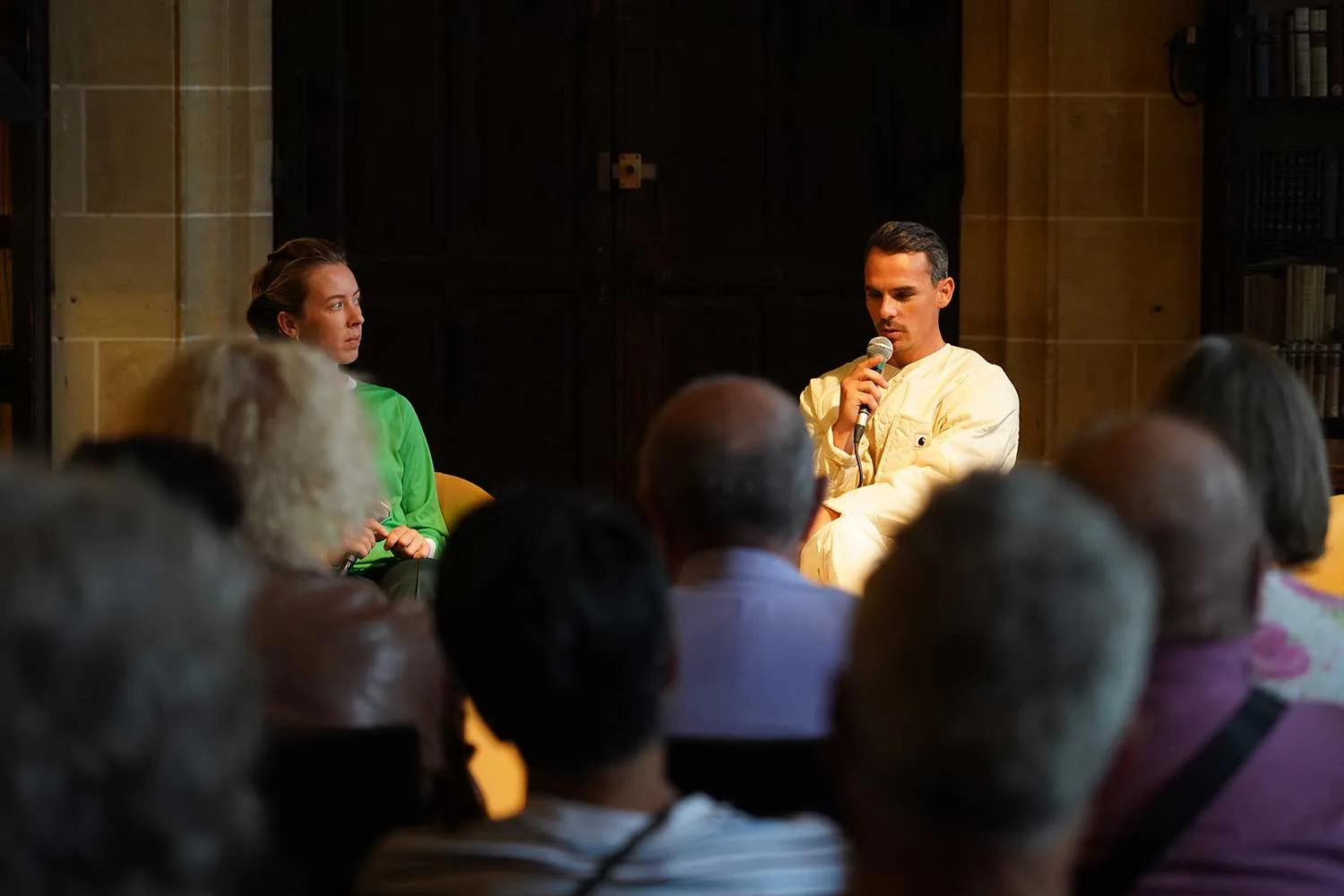 Une rencontre avec les artistes dans la bibliothèque de l'abbaye