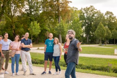 Un groupe qui visite l'abbaye de royaumont dans le val d'oise, accompagné d'un guide conférencier