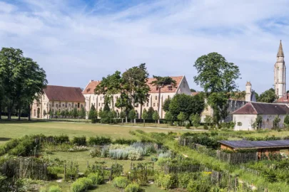L'abbaye de Royaumont vue depuis le Potager-Jardin