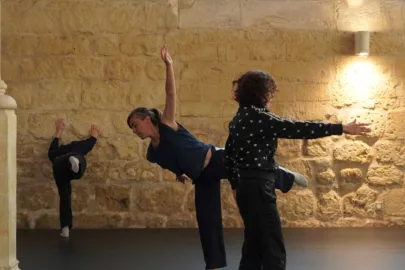 Danseuses dans le réfectoire des moines