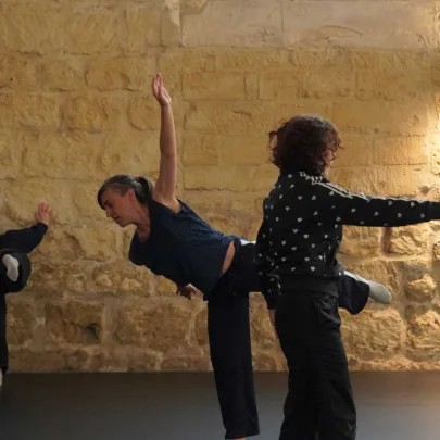Danseuses dans le r&eacute;fectoire des moines